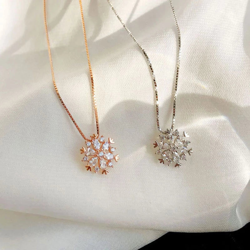 Crystal necklace with sparkling snowflake in gold and silver. 1