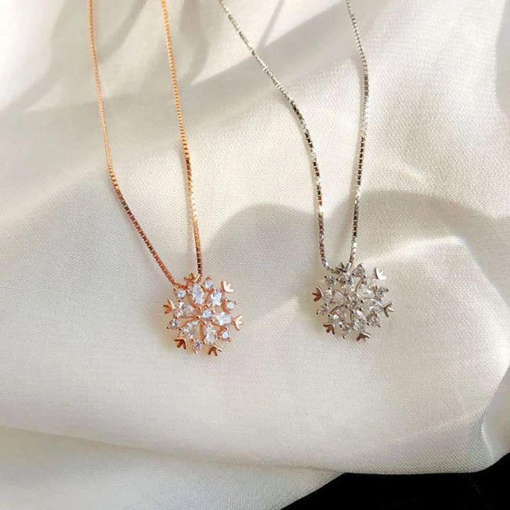 Crystal necklace with sparkling snowflake in gold and silver. 1