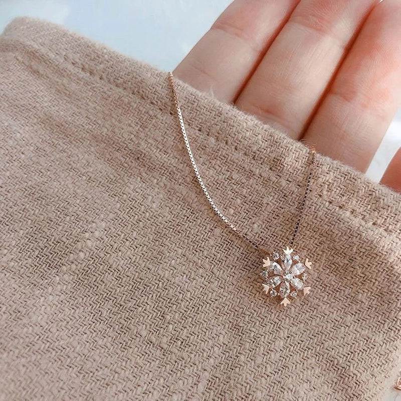 Crystal necklace with sparkling snowflake in gold and silver. 2