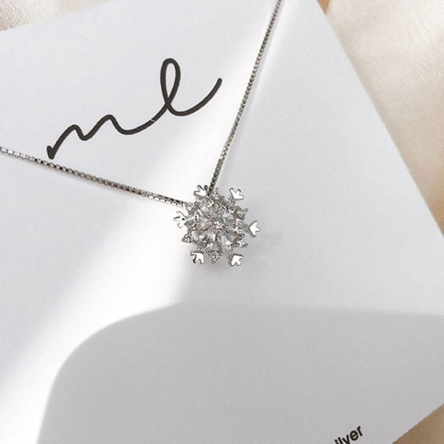 Crystal necklace with sparkling snowflake in gold and silver. 3