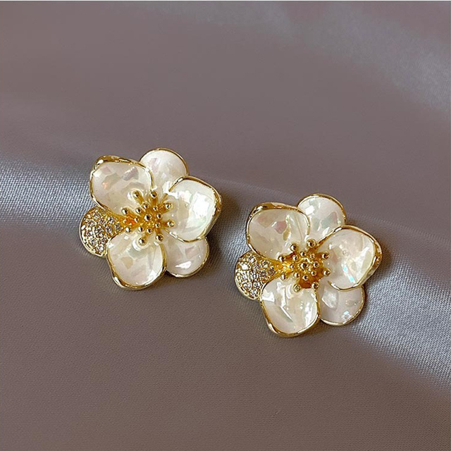 Elegant Petal Earrings in Gold 0