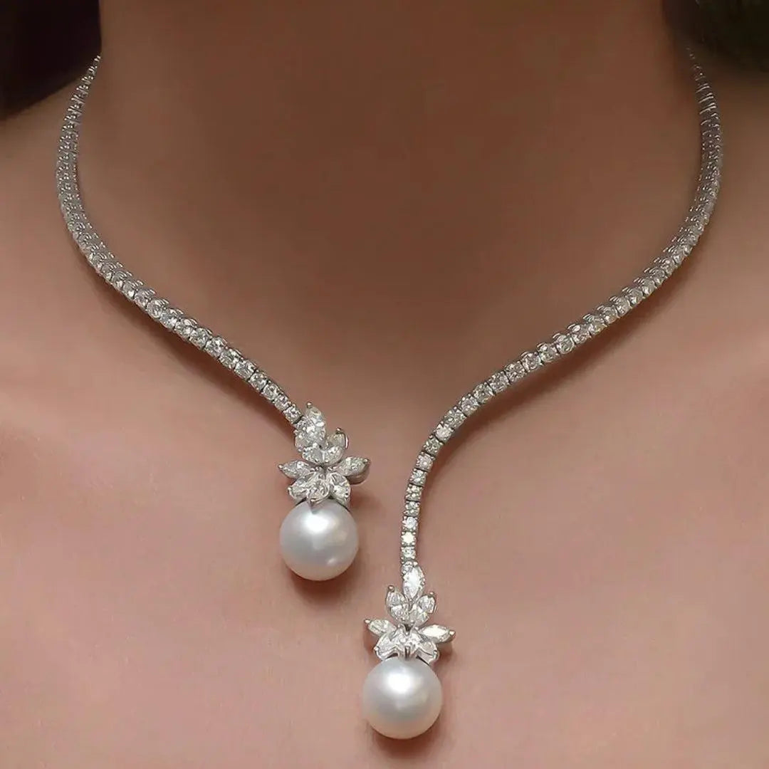 Elegant and sparkling pearl necklace in sterling silver. 0