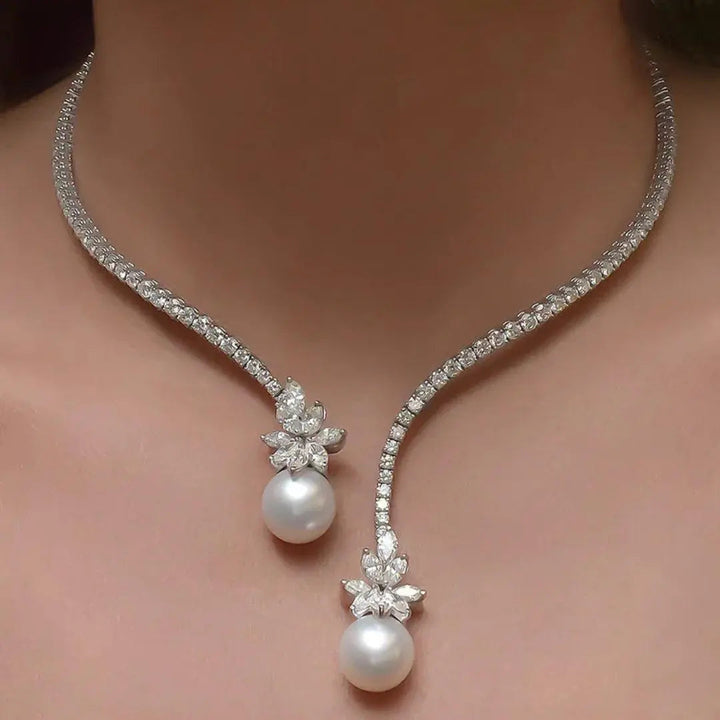Elegant and sparkling pearl necklace in sterling silver. 0