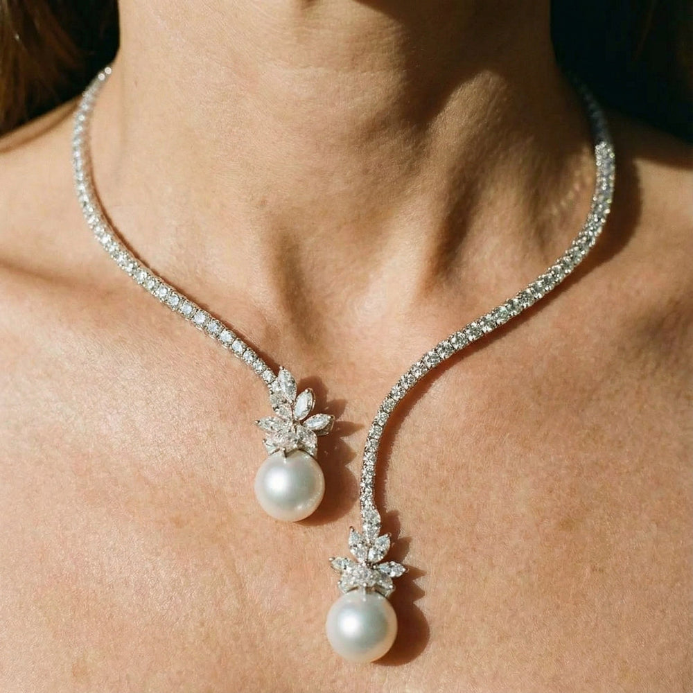 Elegant and sparkling pearl necklace in sterling silver. 1