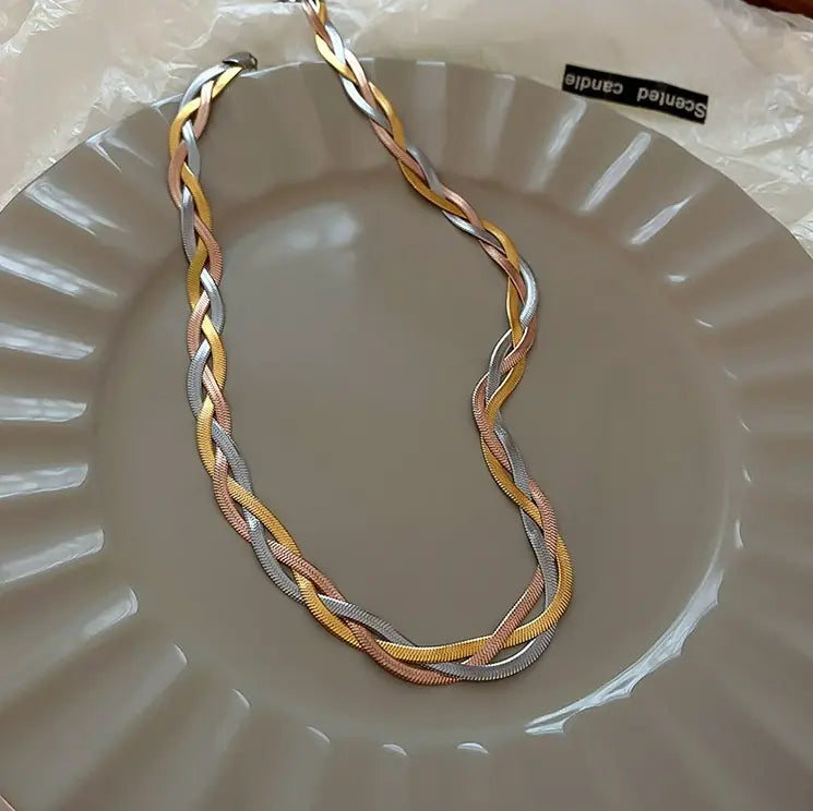 Elegant necklace made of gold and silver 0