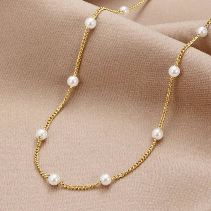 Gold necklace with freshwater pearl. 0
