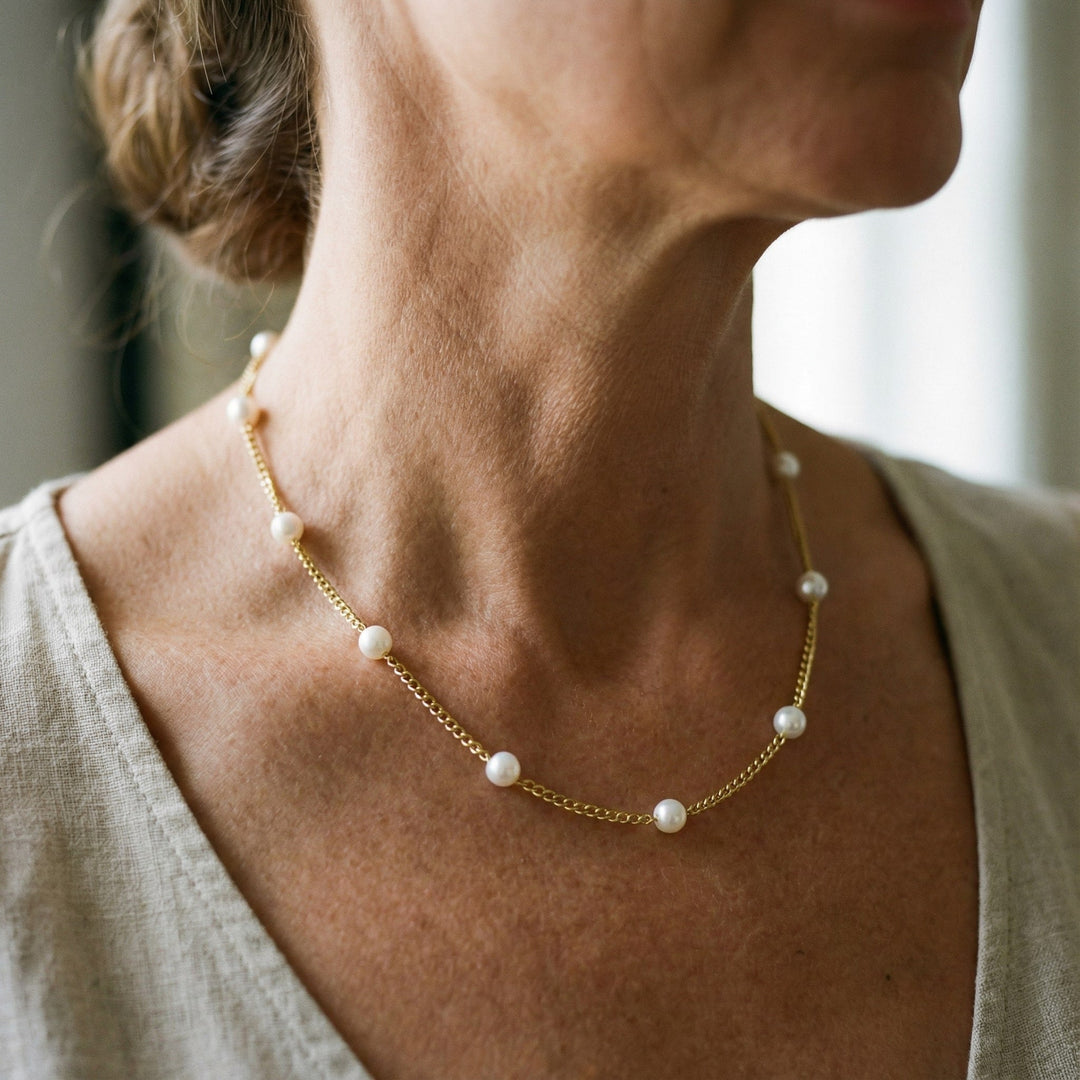 Gold necklace with freshwater pearl. 1