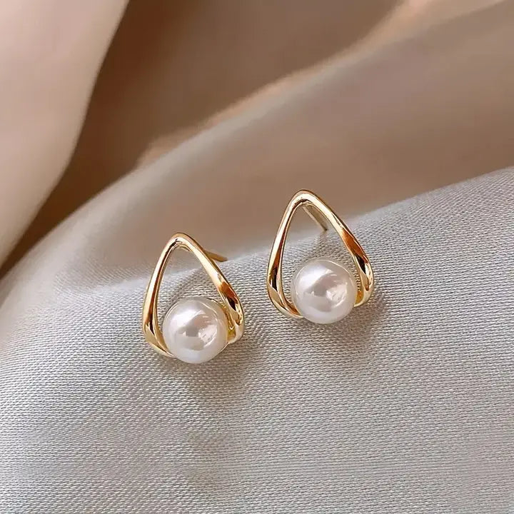 Hollow Triangular Earrings with Elegant Pearls 0