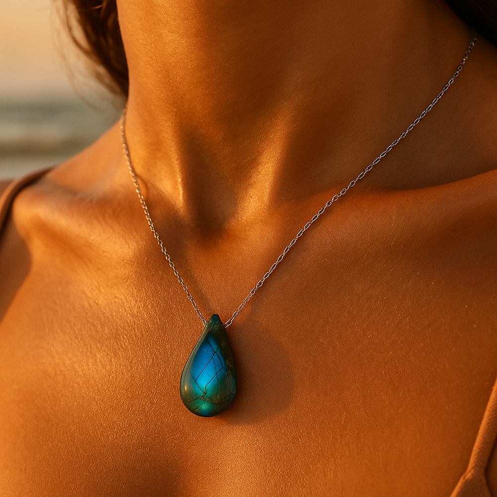 Lagoon | Necklace in labradorite 2