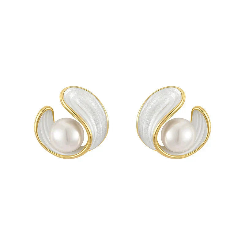 Luxury earrings with white opal and pearls in gold. 1
