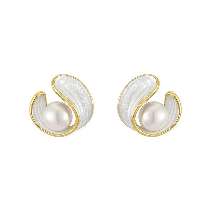 Luxury earrings with white opal and pearls in gold. 1