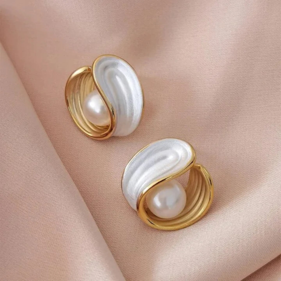 Luxury earrings with white opal and pearls in gold. 2