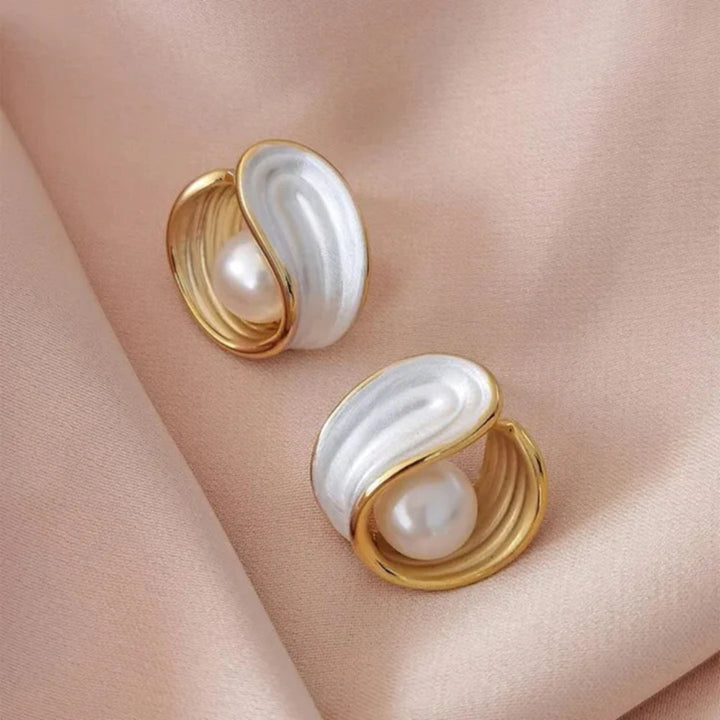 Luxury earrings with white opal and pearls in gold. 2