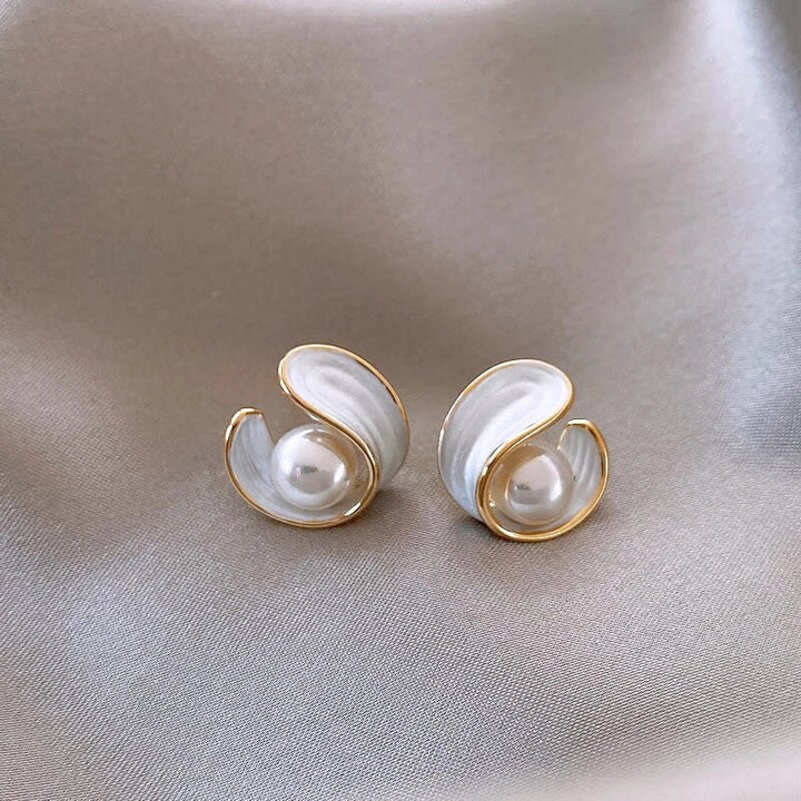 Luxury earrings with white opal and pearls in gold. 3