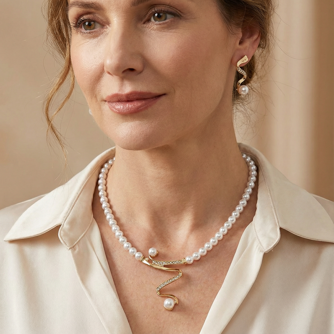 Set of necklace and earrings made of natural pearls. 1