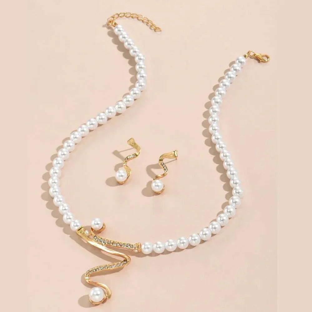 Set of necklace and earrings made of natural pearls. 2