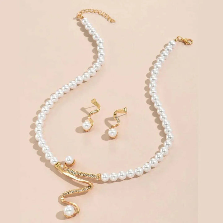 Set of necklace and earrings made of natural pearls. 2