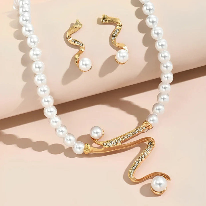Set of necklace and earrings made of natural pearls. 3