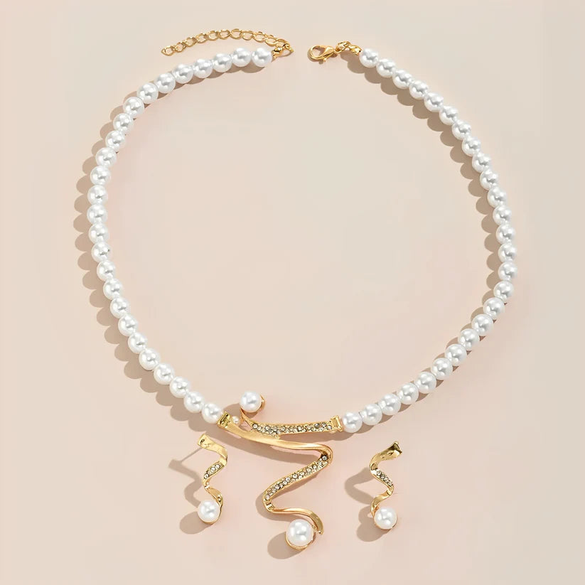 Set of necklace and earrings made of natural pearls. 4