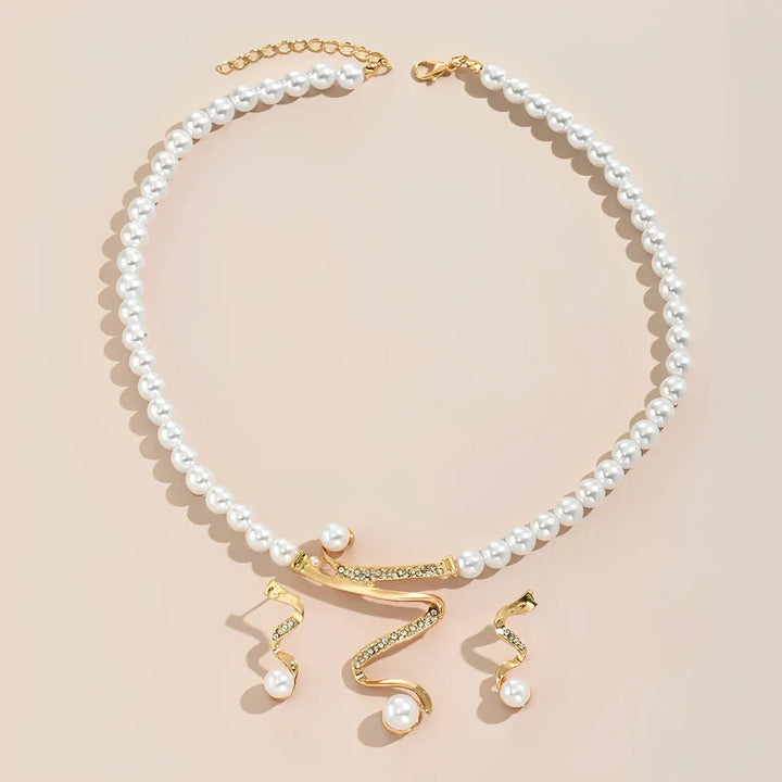 Set of necklace and earrings made of natural pearls. 4