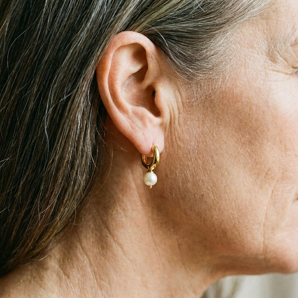 Small Pearl Earrings Plated in Gold 1