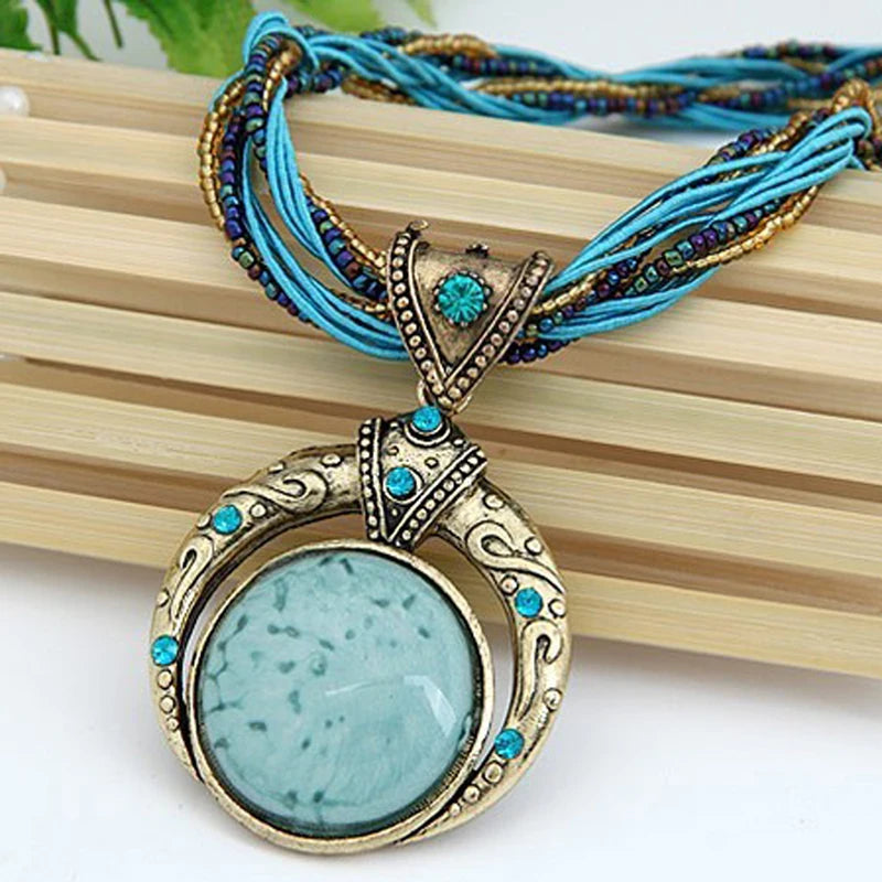 Vintage necklace with ethnic green crystal pendant. 2