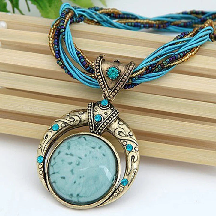 Vintage necklace with ethnic green crystal pendant. 2