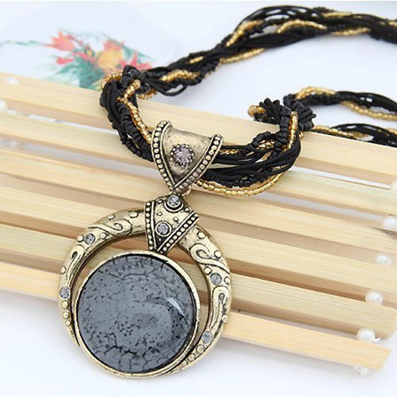 Vintage necklace with ethnic green crystal pendant. 4